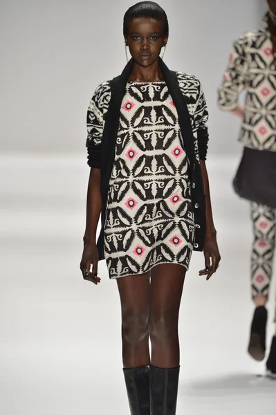 NUEVA YORK, NY - 09 DE FEBRERO: Una modelo camina por la pasarela en el Mara Hoffman show durante Mercedes-Benz Fashion Week en The Stage en Lincoln Center el 9 de febrero de 2013 en la ciudad de Nueva York — Foto de Stock