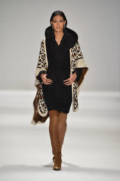 New York-i, ny - február 09: a modell sétál a kifutópálya, a hoffman Térkép-mercedes-benz divat héten: lincoln szakaszában központ február 9., 2013 new Yorkban mara — Stock Fotó