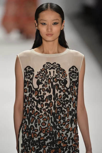 NEW YORK, NY - FEBRUARY 09: A model walks the runway at the Mara Hoffman show during Mercedes-Benz Fashion Week at The Stage at Lincoln Center on February 9, 2013 in New York City — Stock Photo, Image