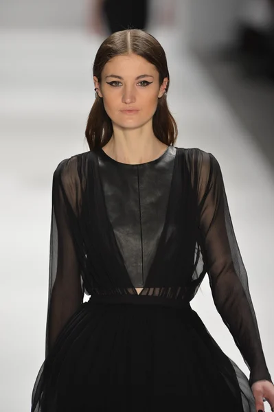 НЬЮ-ЙОРК, Нью-Йорк - 9 февраля 2013 года модель ходит по подиуму на шоу Мары Хоффман во время Недели моды Mercedes-Benz на сцене в Линкольн-центре 9 февраля 2013 года в Нью-Йорке — стоковое фото