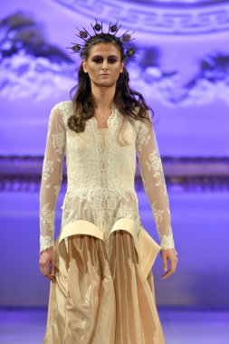 New york - 17 Şubat: kristin costa moda pist yürüyüş modeli couture moda haftası 15 Şubat 2013 tarihinde new York'ta new yorker hotel göster