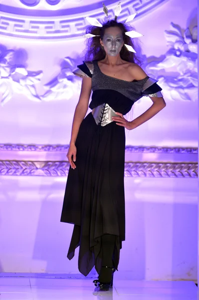 NEW YORK - FEBRUARY 17: Model walking the runway at Kristin Costa fashion show at The New Yorker Hotel during Couture Fashion Week on February 15, 2013 in New York City — Stock Photo, Image