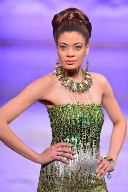 New york - 17 Şubat: manken pist lourdes atencio koleksiyonu için yeni yorkek Otel'de couture moda haftası 17 Şubat 2013 tarihinde new York'ta yürür