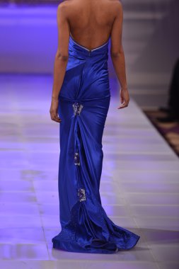 New york - 17 Şubat: manken pist lourdes atencio koleksiyonu için yeni yorkek Otel'de couture moda haftası 17 Şubat 2013 tarihinde new York'ta yürür