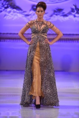 New york - 17 Şubat: manken pist lourdes atencio koleksiyonu için yeni yorkek Otel'de couture moda haftası 17 Şubat 2013 tarihinde new York'ta yürür