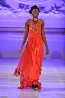 New york - 17 Şubat: manken pist lourdes atencio koleksiyonu için yeni yorkek Otel'de couture moda haftası 17 Şubat 2013 tarihinde new York'ta yürür