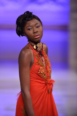 New york - 17 Şubat: manken pist lourdes atencio koleksiyonu için yeni yorkek Otel'de couture moda haftası 17 Şubat 2013 tarihinde new York'ta yürür