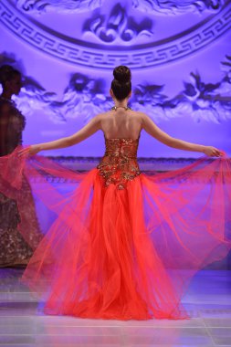 New york - 17 Şubat: manken pist lourdes atencio koleksiyonu için yeni yorkek Otel'de couture moda haftası 17 Şubat 2013 tarihinde new York'ta yürür