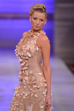 New york - 17 Şubat: manken pist lourdes atencio koleksiyonu için yeni yorkek Otel'de couture moda haftası 17 Şubat 2013 tarihinde new York'ta yürür