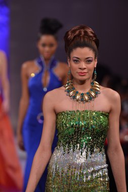 New york - 17 Şubat: manken pist lourdes atencio koleksiyonu için yeni yorkek Otel'de couture moda haftası 17 Şubat 2013 tarihinde new York'ta yürür