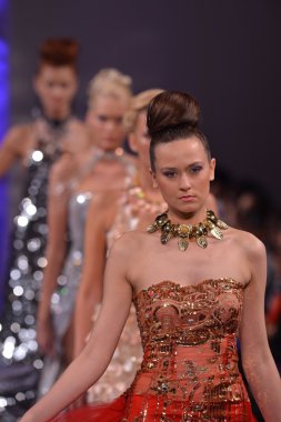 New york - 17 Şubat: modelleri yürümek pist lourdes atencio koleksiyonu için yeni yorkek Otel'de couture moda haftası 17 Şubat 2013 tarihinde new York'ta