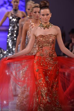 New york - 17 Şubat: modelleri yürümek pist lourdes atencio koleksiyonu için yeni yorkek Otel'de couture moda haftası 17 Şubat 2013 tarihinde new York'ta