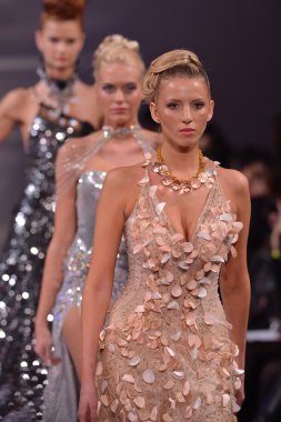 New york - 17 Şubat: modelleri yürümek pist lourdes atencio koleksiyonu için yeni yorkek Otel'de couture moda haftası 17 Şubat 2013 tarihinde new York'ta