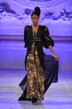 New York - 15 Şubat: Tyrell Mason moda pist Couture moda haftası 15 Şubat 2013 tarihinde The New Yorker Hotel New York City, A Model yürüyüşler