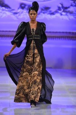 New York - 15 Şubat: Tyrell Mason moda pist Couture moda haftası 15 Şubat 2013 tarihinde The New Yorker Hotel New York City, A Model yürüyüşler