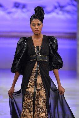 New York - 15 Şubat: Tyrell Mason moda pist Couture moda haftası 15 Şubat 2013 tarihinde The New Yorker Hotel New York City, A Model yürüyüşler