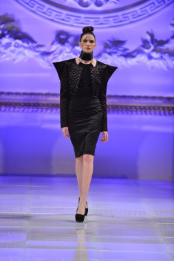 New York - 15 Şubat: Tyrell Mason moda pist Couture moda haftası 15 Şubat 2013 tarihinde The New Yorker Hotel New York City, A Model yürüyüşler