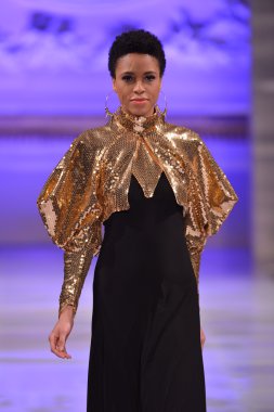 New York - 15 Şubat: Tyrell Mason moda pist Couture moda haftası 15 Şubat 2013 tarihinde The New Yorker Hotel New York City, A Model yürüyüşler