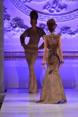 New York - 15 Şubat: Tyrell Mason moda pist Couture moda haftası 15 Şubat 2013 tarihinde The New Yorker Hotel New York City, A Model yürüyüşler