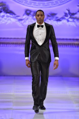 New york - 17 Şubat: model yürür pist allex kangala koleksiyonu için yeni yorkek Otel'de couture moda haftası 17 Şubat 2013 tarihinde new York'ta