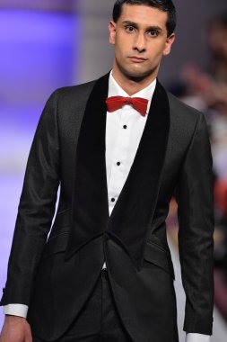 New york - 17 Şubat: model yürür pist allex kangala koleksiyonu için yeni yorkek Otel'de couture moda haftası 17 Şubat 2013 tarihinde new York'ta
