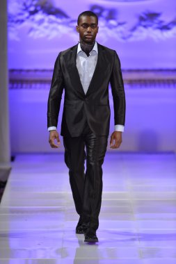 New york - 17 Şubat: model yürür pist allex kangala koleksiyonu için yeni yorkek Otel'de couture moda haftası 17 Şubat 2013 tarihinde new York'ta