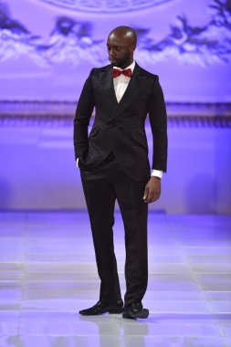 New york - 17 Şubat: model yürür pist allex kangala koleksiyonu için yeni yorkek Otel'de couture moda haftası 17 Şubat 2013 tarihinde new York'ta