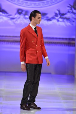 New york - 17 Şubat: model yürür pist allex kangala koleksiyonu için yeni yorkek Otel'de couture moda haftası 17 Şubat 2013 tarihinde new York'ta