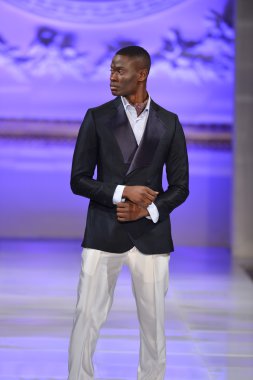 New york - 17 Şubat: model yürür pist allex kangala koleksiyonu için yeni yorkek Otel'de couture moda haftası 17 Şubat 2013 tarihinde new York'ta