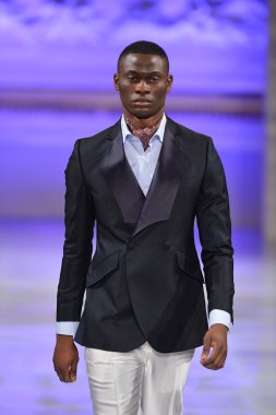 New york - 17 Şubat: model yürür pist allex kangala koleksiyonu için yeni yorkek Otel'de couture moda haftası 17 Şubat 2013 tarihinde new York'ta