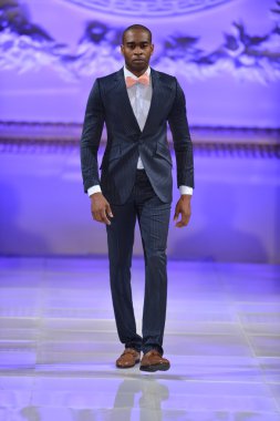 New york - 17 Şubat: model yürür pist allex kangala koleksiyonu için yeni yorkek Otel'de couture moda haftası 17 Şubat 2013 tarihinde new York'ta