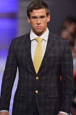 New york - 17 Şubat: model yürür pist allex kangala koleksiyonu için yeni yorkek Otel'de couture moda haftası 17 Şubat 2013 tarihinde new York'ta