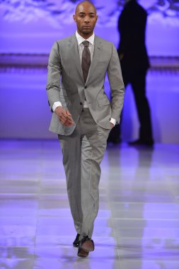 New york - 17 Şubat: model yürür pist allex kangala koleksiyonu için yeni yorkek Otel'de couture moda haftası 17 Şubat 2013 tarihinde new York'ta