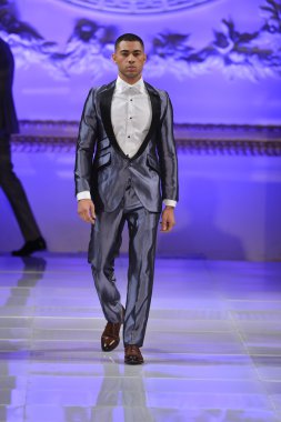 New york - 17 Şubat: model yürür pist allex kangala koleksiyonu için yeni yorkek Otel'de couture moda haftası 17 Şubat 2013 tarihinde new York'ta