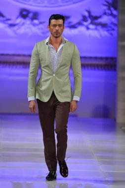 New york - 17 Şubat: model yürür pist allex kangala koleksiyonu için yeni yorkek Otel'de couture moda haftası 17 Şubat 2013 tarihinde new York'ta