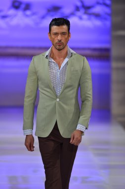 New york - 17 Şubat: model yürür pist allex kangala koleksiyonu için yeni yorkek Otel'de couture moda haftası 17 Şubat 2013 tarihinde new York'ta