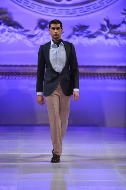 New york - 17 Şubat: model yürür pist allex kangala koleksiyonu için yeni yorkek Otel'de couture moda haftası 17 Şubat 2013 tarihinde new York'ta