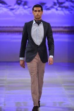 New york - 17 Şubat: model yürür pist allex kangala koleksiyonu için yeni yorkek Otel'de couture moda haftası 17 Şubat 2013 tarihinde new York'ta