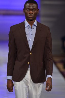 New york - 17 Şubat: model yürür pist allex kangala koleksiyonu için yeni yorkek Otel'de couture moda haftası 17 Şubat 2013 tarihinde new York'ta