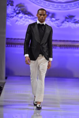 New york - 17 Şubat: model yürür pist allex kangala koleksiyonu için yeni yorkek Otel'de couture moda haftası 17 Şubat 2013 tarihinde new York'ta