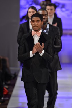 New york - 17 Şubat: modelleri yürümek pist allex kangala koleksiyonu için yeni yorkek Otel'de couture moda haftası 17 Şubat 2013 tarihinde new York'ta