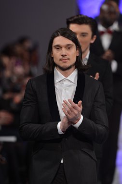 New york - 17 Şubat: modelleri yürümek pist allex kangala koleksiyonu için yeni yorkek Otel'de couture moda haftası 17 Şubat 2013 tarihinde new York'ta