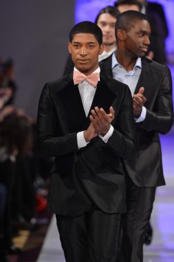 New york - 17 Şubat: model yürür pist allex kangala koleksiyonu için yeni yorkek Otel'de couture moda haftası 17 Şubat 2013 tarihinde new York'ta