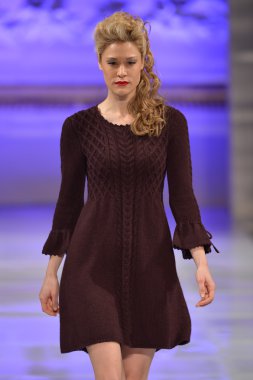 New york - 17 Şubat: model yürür janerations koleksiyonu için pist new yorker hotel adlı couture moda haftası 17 Şubat 2013 tarihinde new York'ta