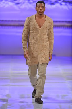 New york - 17 Şubat: model yürür janerations koleksiyonu için pist new yorker hotel adlı couture moda haftası 17 Şubat 2013 tarihinde new York'ta