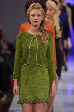 New york - 17 Şubat: modelleri yürümek pist janerations koleksiyonu için new yorker hotel adlı couture moda haftası 17 Şubat 2013 tarihinde new York'ta