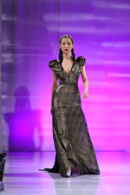 New york - 15 Şubat: manken katya zol defile new yorker Hotel couture moda haftası 15 Şubat 2013 tarihinde new York'ta pist yürür