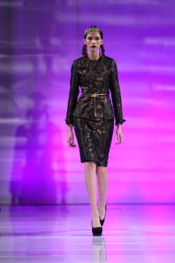New york - 15 Şubat: manken katya zol defile new yorker Hotel couture moda haftası 15 Şubat 2013 tarihinde new York'ta pist yürür