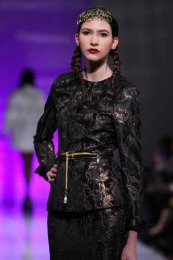 New york - 15 Şubat: manken katya zol defile new yorker Hotel couture moda haftası 15 Şubat 2013 tarihinde new York'ta pist yürür