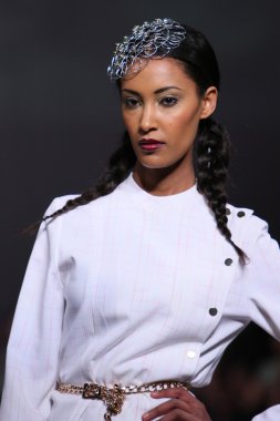 New york - 15 Şubat: manken katya zol defile new yorker Hotel couture moda haftası 15 Şubat 2013 tarihinde new York'ta pist yürür